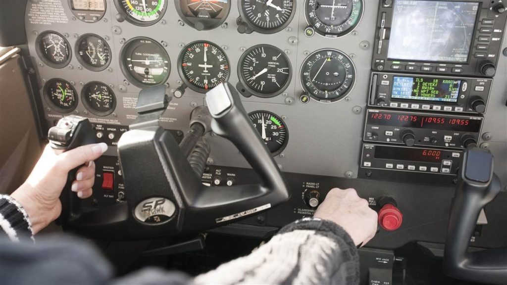 Cessna 172 Yoke left turn flight controls